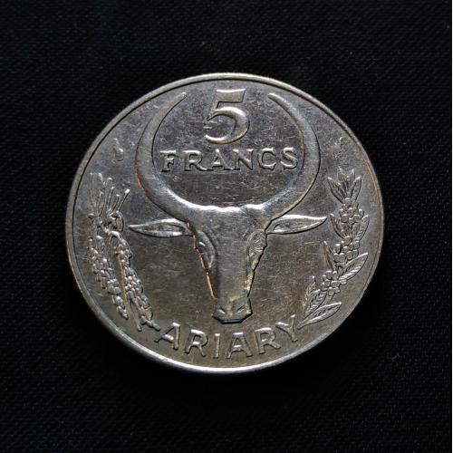 " WITH LUSTER " HARD COUNTRY * MADAGASCAR ( MALAGASY ) 1977 * 5 FRANCS / 1 ARIARY COIN * NEAR AUNC COND * HORNS OF OX HEAD * Make Offer