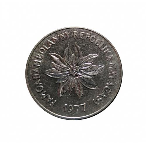 " WITH LUSTER " HARD COUNTRY COIN , MADAGASCAR ( MALAGASY ) 1977 * 5 FRANCS / 1 ARIARY COIN * NEAR AUNC COND * HORNS OF OX HEAD * Make Offer