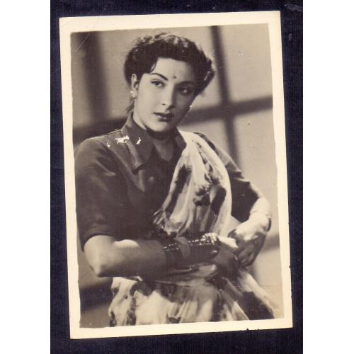BOLLYWOOD VINTAGE ACTRESS " NARGIS " ORIGINAL B&W PHOTO OF FILM " AWARA " 1950'S * 100% ORIGINAL B&W PHOTO " POCKET SIZE " Make Offer