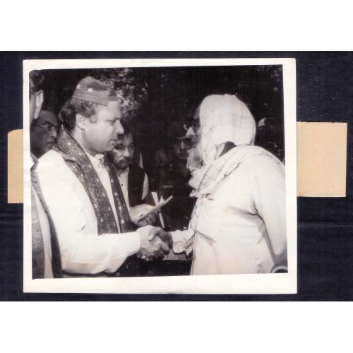 100% ORIGINAL B&W PHOTO , PRIME MINISTER " MUHAMMAD NAWAZ SHARIF " VISIT TO LARKANA (SINDH) 1990'S * Make Offer